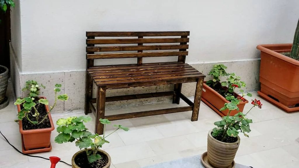 نیمکت-چوبی-پشت-دار